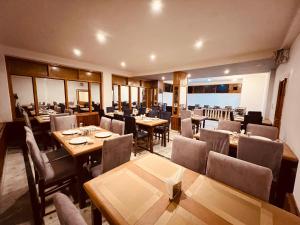 马拉里Hill River Resort - Central Heated & Air cooled的用餐室配有木桌和椅子