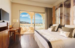 圣蓬萨普瑞斯特博阿德里亚诺酒店 - 仅限成人的配有一张床、一张书桌和一扇窗户的酒店客房