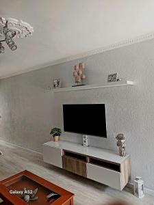 米哈斯科斯塔Casa lunera的客厅设有壁挂式平面电视。
