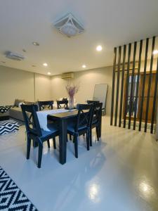 迪拜Villa 29 Suite A - Home Vacation的一间用餐室,配有黑色的桌子和椅子