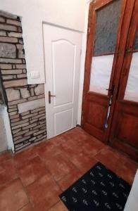 洛夫兰Apartment in Lovran的一间设有门和砖墙的房间