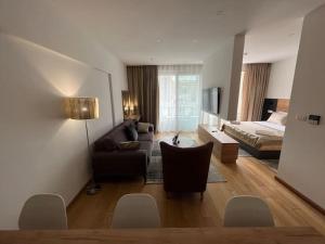 布德瓦Apartments Lux sea view的客厅配有沙发和1张床