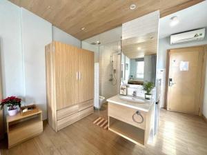 胡志明市Zen Apartment的一间带水槽和镜子的大浴室