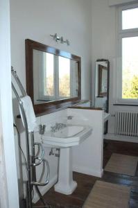 BeloeilPetit château à la campagne.的白色的浴室设有水槽和镜子