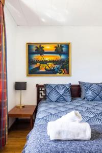 胡丁厄Quiet Rum in Swedish villa的卧室配有一张床,墙上挂着一幅画