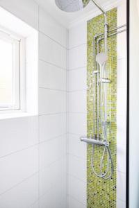 胡丁厄Quiet Rum in Swedish villa的浴室设有马赛克瓷砖墙和淋浴。