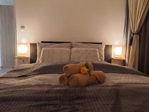 科切维Gottscheelux的泰迪熊躺在床上,有两盏灯