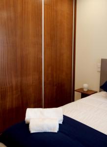 埃斯平霍Cabo do Mar Apart- Azul Beach的一间卧室配有一张床,上面有两条毛巾