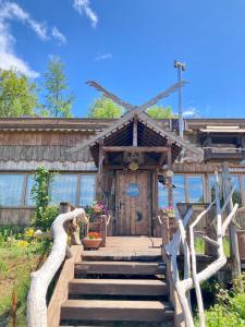 ShimatokkariTezukuri Cottage Mauranarani - Vacation STAY 49824v的一座带楼梯的木屋,通往大楼