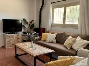 Garganta de los MontesLA MINA Alojamiento en plena naturaleza的带沙发和咖啡桌的客厅