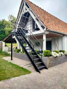 Hesdigneul-lès-BoulogneLe grenier de Mamou的房屋前的螺旋楼梯