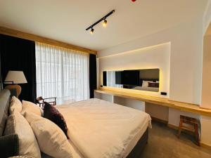 费特希耶S-Cape Hotel Fethiye的一间卧室配有一张大床和电视