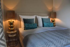 里斯特Strand und Meer的一间卧室配有一张带蓝色枕头的大床