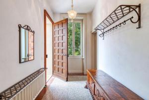 洛迦诺Villa by @ Home Hotel Locarno的走廊上设有木凳和门