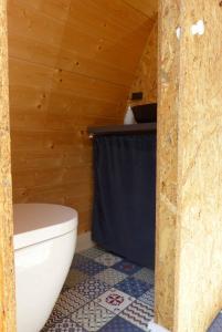 福尔卡赫B2B Campingpods Volkach的小木屋内带卫生间的浴室