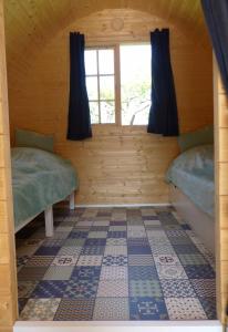 福尔卡赫B2B Campingpods Volkach的小木屋内带两张床的房间
