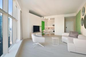 多哈Element by Westin West Bay Doha的客厅配有白色的沙发和桌子
