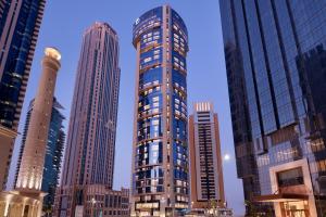 多哈Element by Westin West Bay Doha的一座高大的建筑