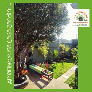 贝洛奥里藏特Casa Jardim Hostel BH - Santa Efigênia - Paraíso的花园中树下的公园长凳