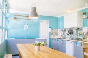 里斯本都市花园旅馆 的厨房设有蓝色的墙壁和木桌