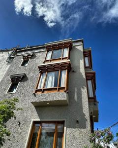 列城Maple house ladakh的一面有窗户的建筑