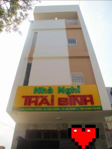 岘港THAI BINH MOTEL的建筑的侧面有标志