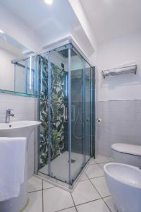 庞特卡格纳诺安科拉酒店的一间带玻璃淋浴和卫生间的浴室
