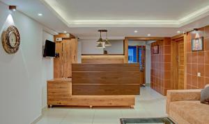 奇克马格尔Treebo Trend Lucent The Homely Stay的客厅配有木制家具和沙发