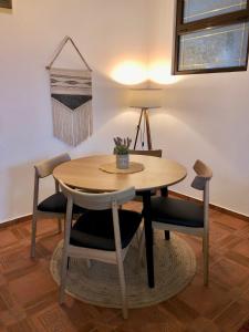 苏沙尼Flora Apartment - near the sea的餐桌、两把椅子、一张桌子和一盏灯