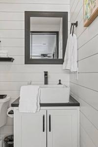 弗雷德里克斯堡New Wilderness Hideout-Cozy Container Home的白色的浴室设有水槽和镜子