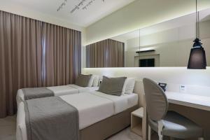 里约热内卢Nobile Hotel Copacabana Design的配有一张床和一张书桌的酒店客房