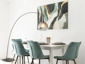盖尔森基兴MICOA: Tiefgarage/Netflix/Highspeed Arbeitsplatz的一间设有白色桌子和绿色椅子的用餐室