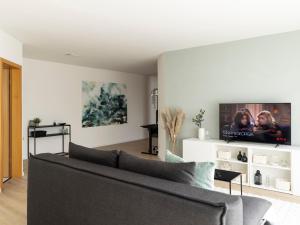 盖尔森基兴MICOA: Tiefgarage/Netflix/Highspeed Arbeitsplatz的带沙发和平面电视的客厅