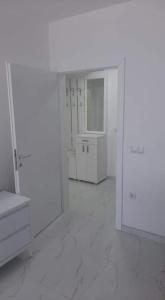 斯特鲁加Ohrid-Struga Ezerski Lozja的白色的浴室设有白色的橱柜和镜子