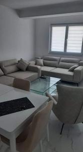 斯特鲁加Ohrid-Struga Ezerski Lozja的客厅配有沙发和桌椅