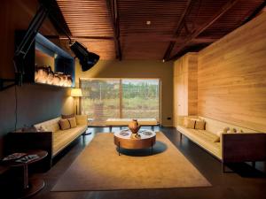 AncedeLavandeira Douro Nature & Wellness的客厅配有两张沙发和一张桌子