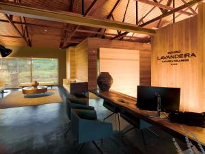 AncedeLavandeira Douro Nature & Wellness的客房设有一张桌子、一台电视和椅子