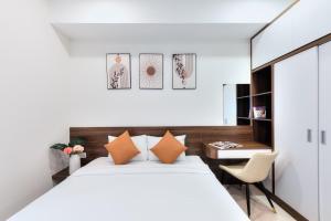 胡志明市January Apartment的一间卧室配有一张床、一张桌子和一把椅子