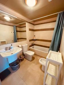 罗列特海岸Sunny apartment Sa Boadella big solarium sea view的浴室配有盥洗盆、卫生间和浴缸。