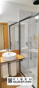 维塞乌Viseu Guest Inn的一间带水槽和淋浴的浴室