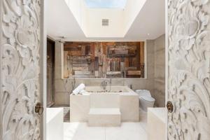 塞米亚克巴图贝里格昌德的精品别墅的带浴缸和卫生间的浴室。