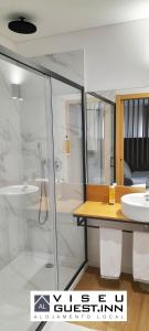 维塞乌Viseu Guest Inn的带淋浴和盥洗盆的浴室