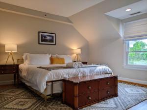 格林威治Stanton House Inn的一间卧室设有一张大床和一个窗户。