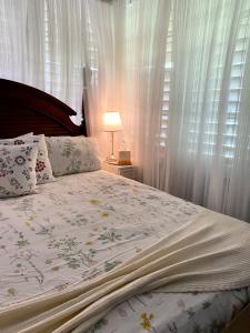HigueyCampito Loving的卧室配有一张带白色窗帘的大床