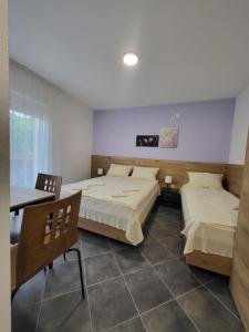 索科矿泉村Vila Pčelica Petra的配有两张床铺的客房配有桌椅