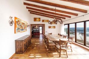 福尔内利斯Villa de lujo en Playa de Fornells的一间带长桌和椅子的用餐室