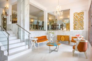依诺罗达林德罗斯酒店的大堂设有楼梯、椅子和吊灯。