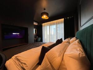卡托维兹Apartament Manhattan Premium - I-wsza Dzielnica - by Kairos Apartments的一间卧室设有一张大床和一台平面电视。