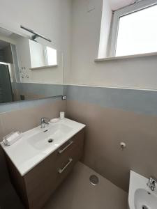 博斯科雷亚莱B&B VILLA LA GINESTRA - camere的一间带水槽和镜子的浴室