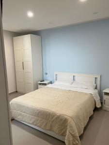 博斯科雷亚莱B&B VILLA LA GINESTRA - camere的一间卧室设有一张大床和蓝色的墙壁
